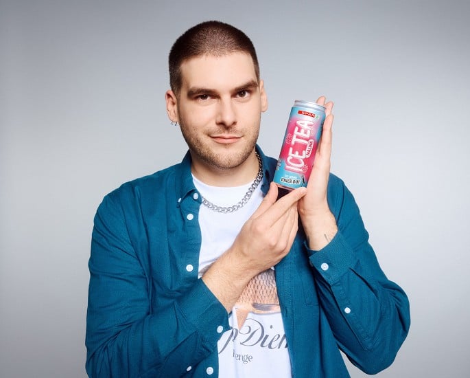 Člani skupine Joker Out z SPAR ledenemi čaji