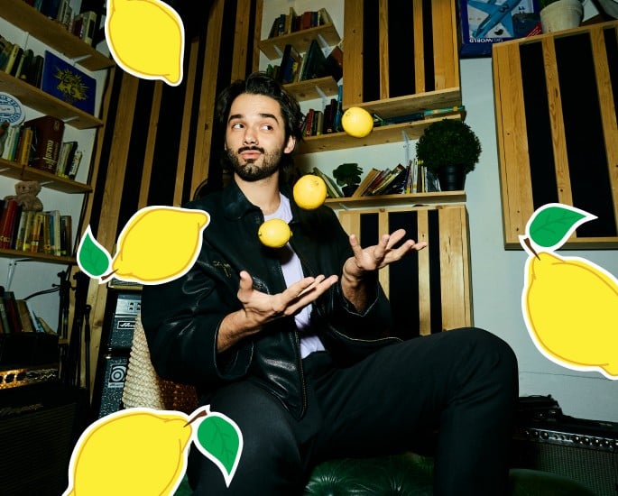 Jan, član skupine Joker Out med žongliranjem z limonami