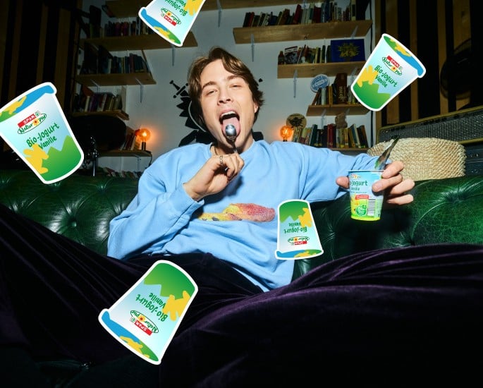 Kris, član skupine Joker Out z jogurtom SPAR NATUR*PUR