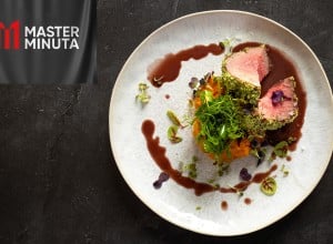 Master Minuta recept - Pljučna pečenka z zeliščno skorjico, vinska redukcija in smash sladkega krompirja