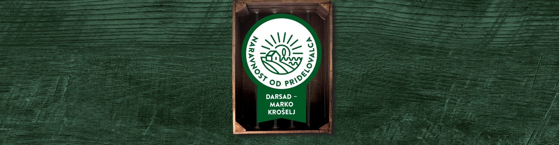 Logotip Naravnost od pridelovalca: Darsad na zeleni leseni podlagi