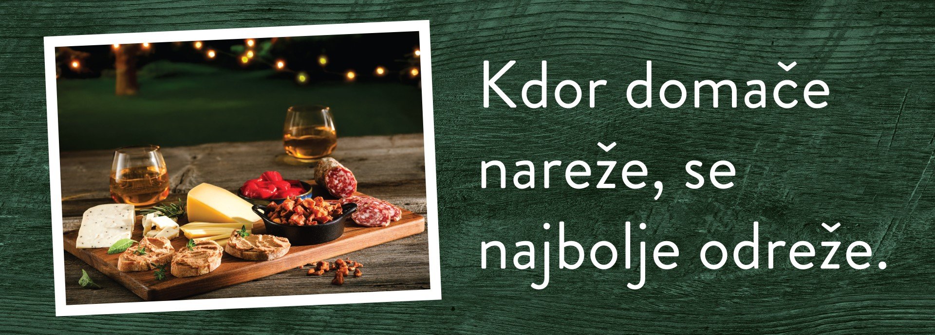 Naravnost od pridelovalca - kdor domače nareže, se najbolje odreže Lesena dilca z domačimi dobrotami - suhe mesnine, ocvirki, siri in pašteta