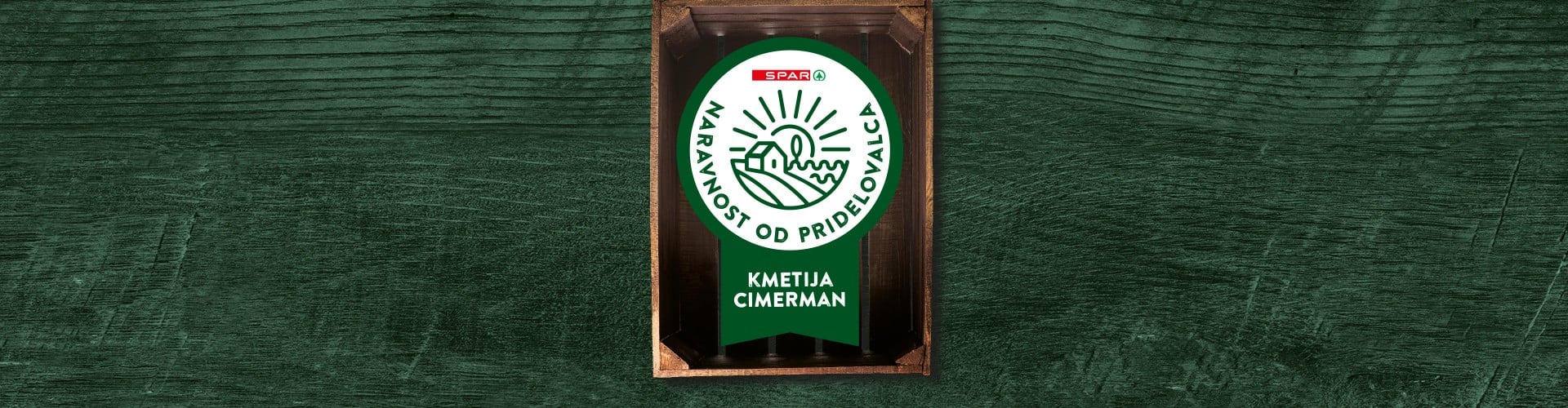 Kmetija Cimerman Gajbica z logotipom Naravnost od pridelovalca na zelenih deskah