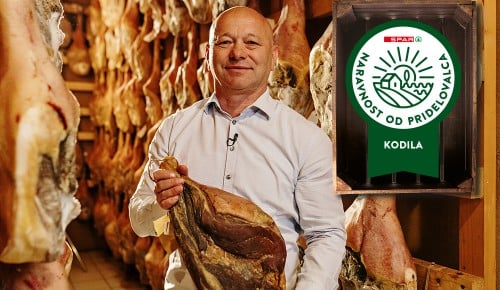 Lastnik Kodile z nogo pršuta v rokah