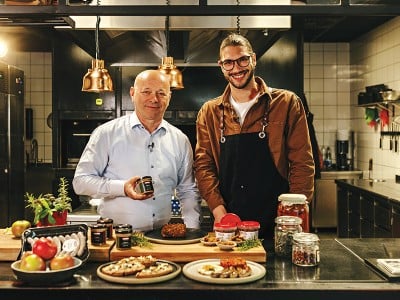 Naravnost od pridelovalca - Kodila Luka Pangos in lastnik Kodile v kuhinji med izdelki Kodila
