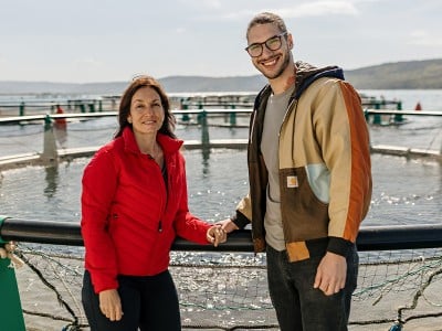 Naravnost od pridelovalca - Ribogojnica Fonda Luka Pangos in lastnica Ribogojnice Fonda ob bazenu za gojenje rib