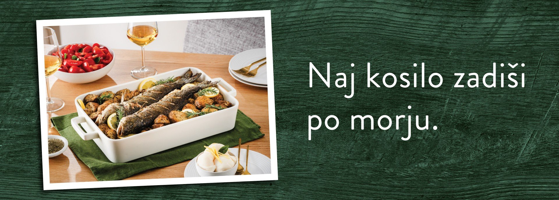 Naj kosilo zadiši po morju - ribogojnica Fonda Pečena brancina v posodi s spremljavo belega vina in paradižnikov