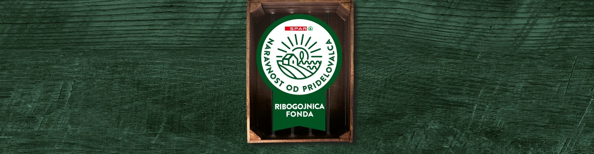 Naravnost od pridelovalca - Ribogojnica Fonda Gajbica z logotipom Naravnost od pridelovalca na zelenih deskah
