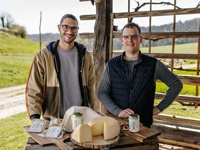 Sirarna Kukenberger Luka Pangos in lastnik sirarne Kukenberger pred izdelki