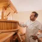Predstavnik kmetije Paldauf zraven mlina