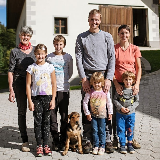 Kmetijsko-gozdarska zadruga Idrija, Družinska kmetija Jeram, To smo mi, naravnost od pridelovalca Kmetijsko-gozdarska zadruga Idrija, Družinska kmetija Jeram, To smo mi, naravnost od pridelovalca