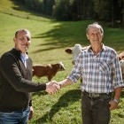 Borut Grum, predstavnik Koroške kmetijsko-gozdarske zadruge, in Polde Mrak iz družinske kmetije Mrak