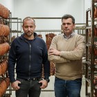 Dva moška med suhomesnatimi izdelki