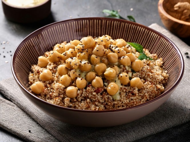 Čičerikin bowl s kvinojo in tahinijem 