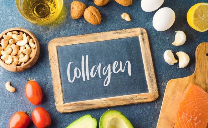 Tablica z napisom "collagen", obdana z živili, ki vsebujejo kolagen