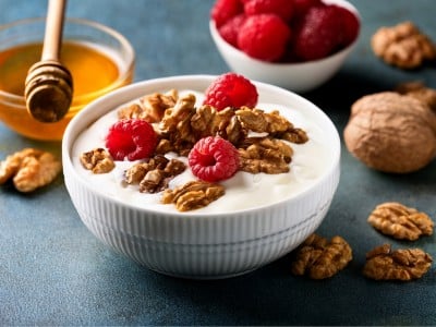 Jogurt y orehi, malinami in medom