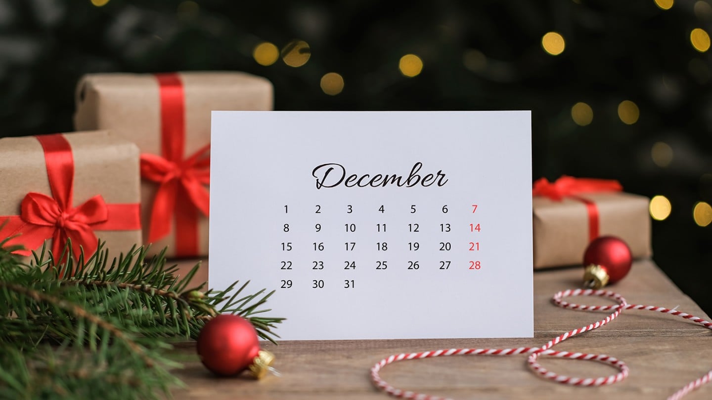 Decembrski koledar na pražničnem ozadju
