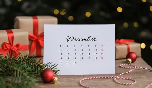 Decembrski koledar na pražničnem ozadju