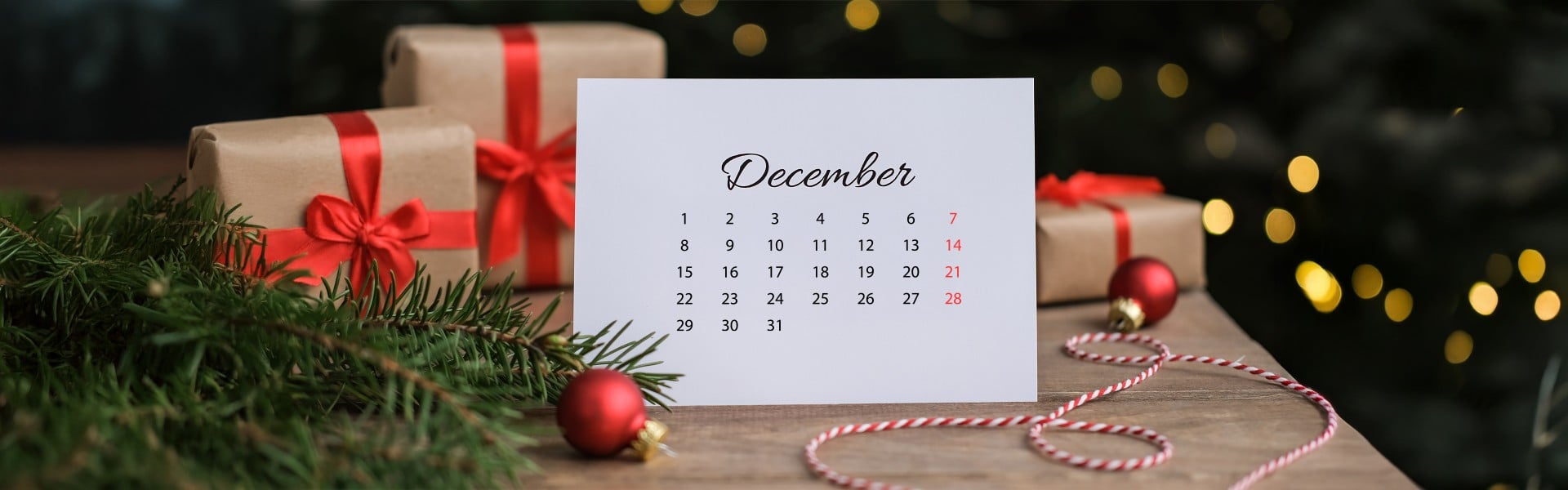 Decembrski koledar na pražničnem ozadju