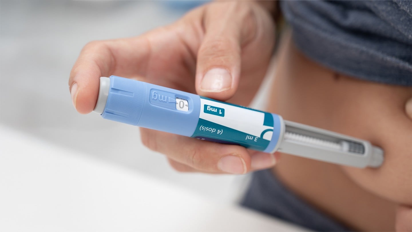 Oseba si injecira zdravilo za diabetes in hujšanje