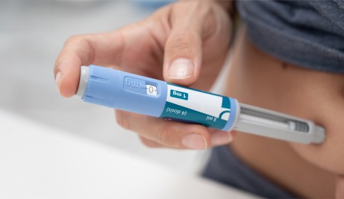 Oseba si injecira zdravilo za diabetes in hujšanje