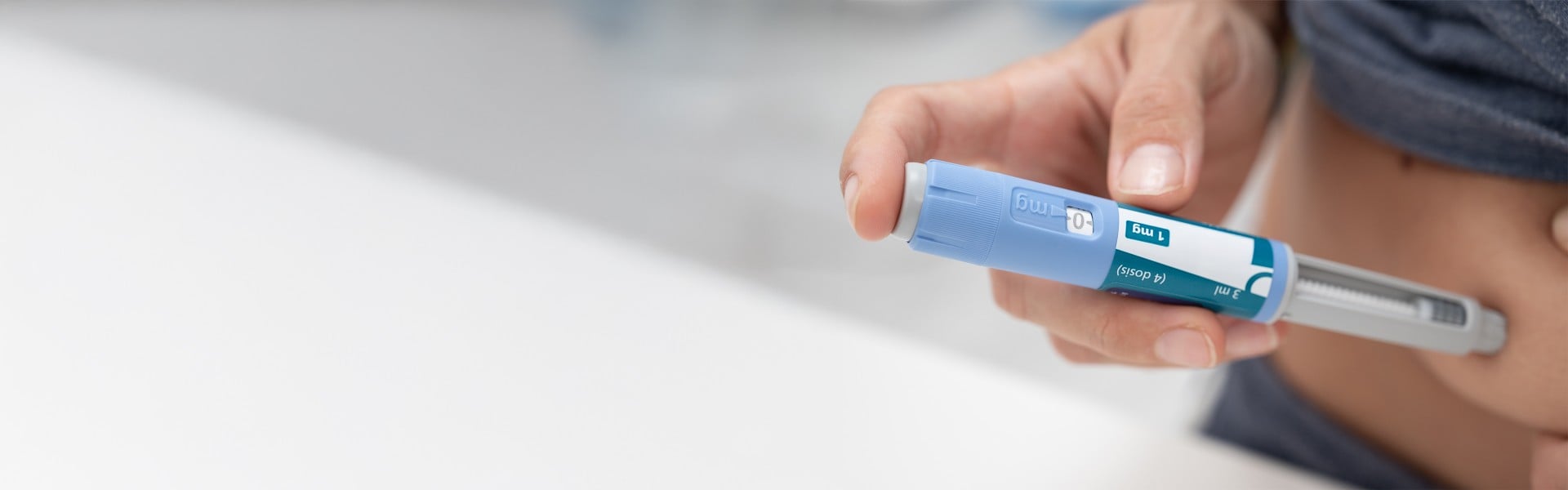 Oseba si injecira zdravilo za diabetes in hujšanje