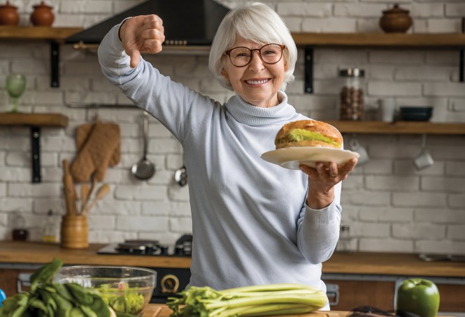 Upokojenka z burgerjem