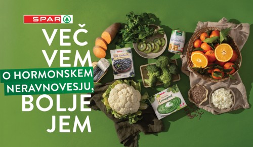 Logotip Več vem o hormonskem neravnovesju, bolje jem ter Sparovi izdelki s sadjem in zelenjavo na zeleni podlagi