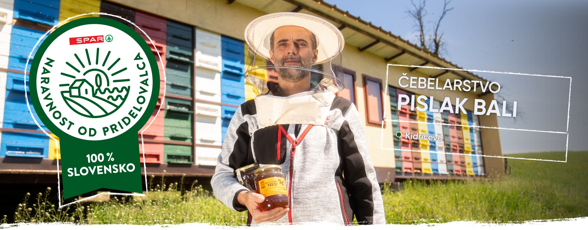 Spoznaj Čebelarstvo Pislak Bali iz Haloz, kjer družinska tradicija čebelarstva traja že skoraj 80 let. 🍯🐝

Zgodba se je začela leta 1946, ko je dvanajstletni Janko Pislak kupil svoj prvi roj čebel in spletel prvi panj kar med pašo krav. Danes njegova družina z več kot 2000 panji nadaljuje čebelarsko dediščino s spoštovanjem do narave in čebel. Njihov med ni pregret niti filtriran, zato ohranja bogat okus, cvetni prah in vse dragocene lastnosti pravega domačega medu. 🌰

Sledi oznaki Naravnost od pridelovalca 💚 in odkrij 100% slovenske izdelke v najbližjem Sparu. 👉 https://www.spar.si/promocije-in-projekti/naravnost-od-pridelovalca/cebelarstvo-pislak-bali