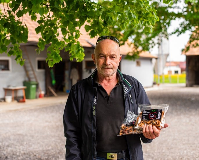 Ekološka kmetija Pavlič z izdelki v domačem okolju