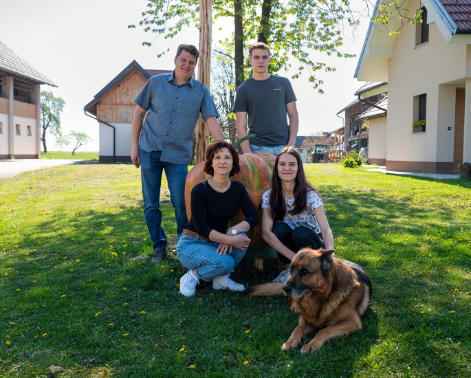 Kmetija Strnad z izdelki v domačem okolju