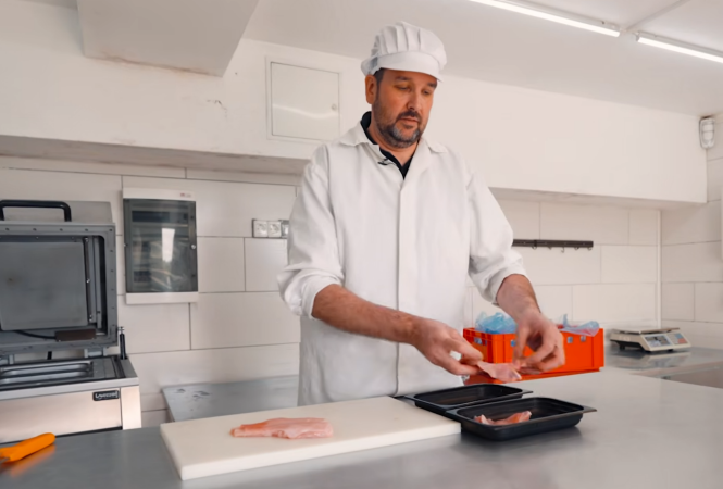 Kmetija Žgajner z izdelki v domačem okolju