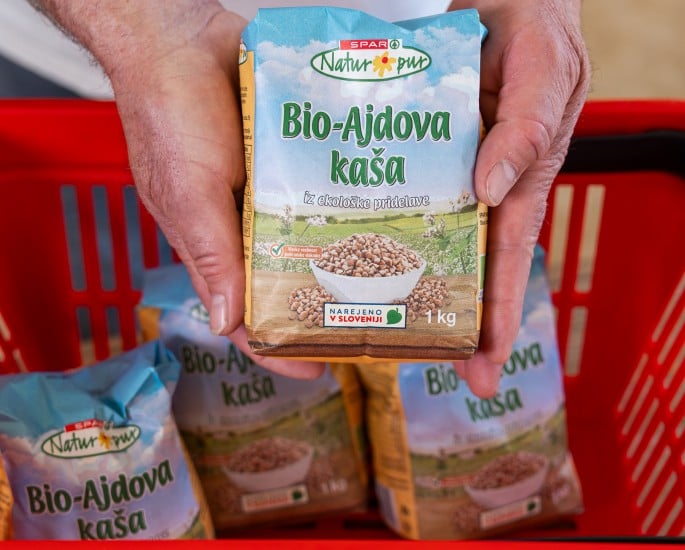 Mlinarstvo Rangus z izdelkom v domačem okolju
