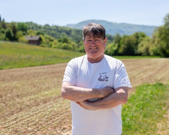 Mlinarstvo Rangus z izdelkom v domačem okolju