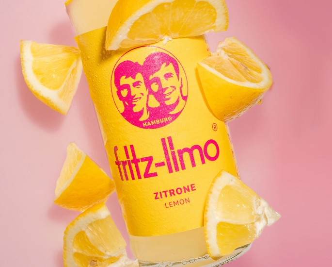 Oranžada pomaranča Fritz limo napitek obdan s svežimi limonami