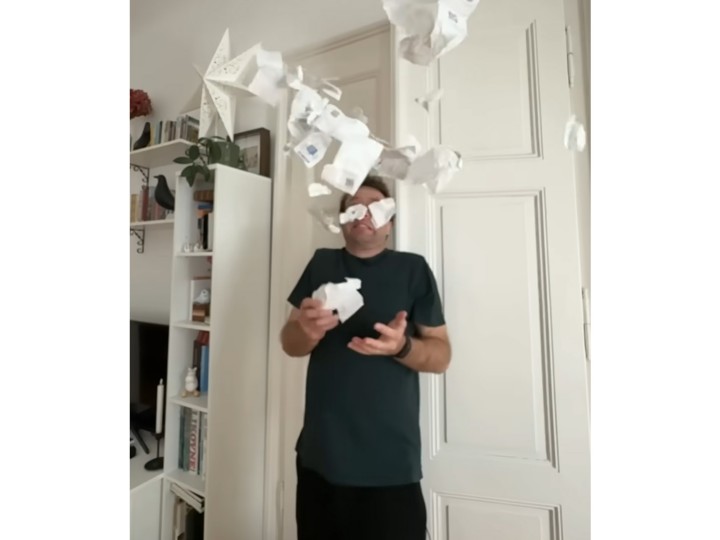 🗑️ Delamo čistko in pozdravljamo nove, še bolj trajnostne navade. Naš trajnostni ambasador Nik Škrlec ima dovolj! … Dovolj papirnatih računov, ki se kopičijo po predalih in mu delajo same preglavice – zato se je odločil, da pomaha v slovo zastarelim in netrajnostnim navadam ter v aplikaciji SPAR plus preklopi na digitalni račun. 👋Zdaj ima vse račune varno shranjene na enem mestu. Pa še goro papirja prihrani. Če bi Nika posnemali vsi kupci, ki že uporabljajo SPAR plus aplikacijo (če je še nimaš, stori to čimprej), bi skupaj v enem mesecu prihranili 2,5 tone papirja. To je pa že fajn masa, en celi avto! 🚘😱Preklopi na e-račun tudi ti in prispevaj k boljšemu jutri – lahko računamo nate?