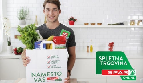 Spletna trgovina SPAR Online, fanki ki drži vrečko polno živil 