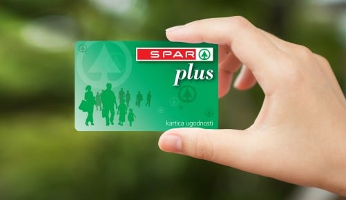 Dlan ki drži SPAR plus kartico