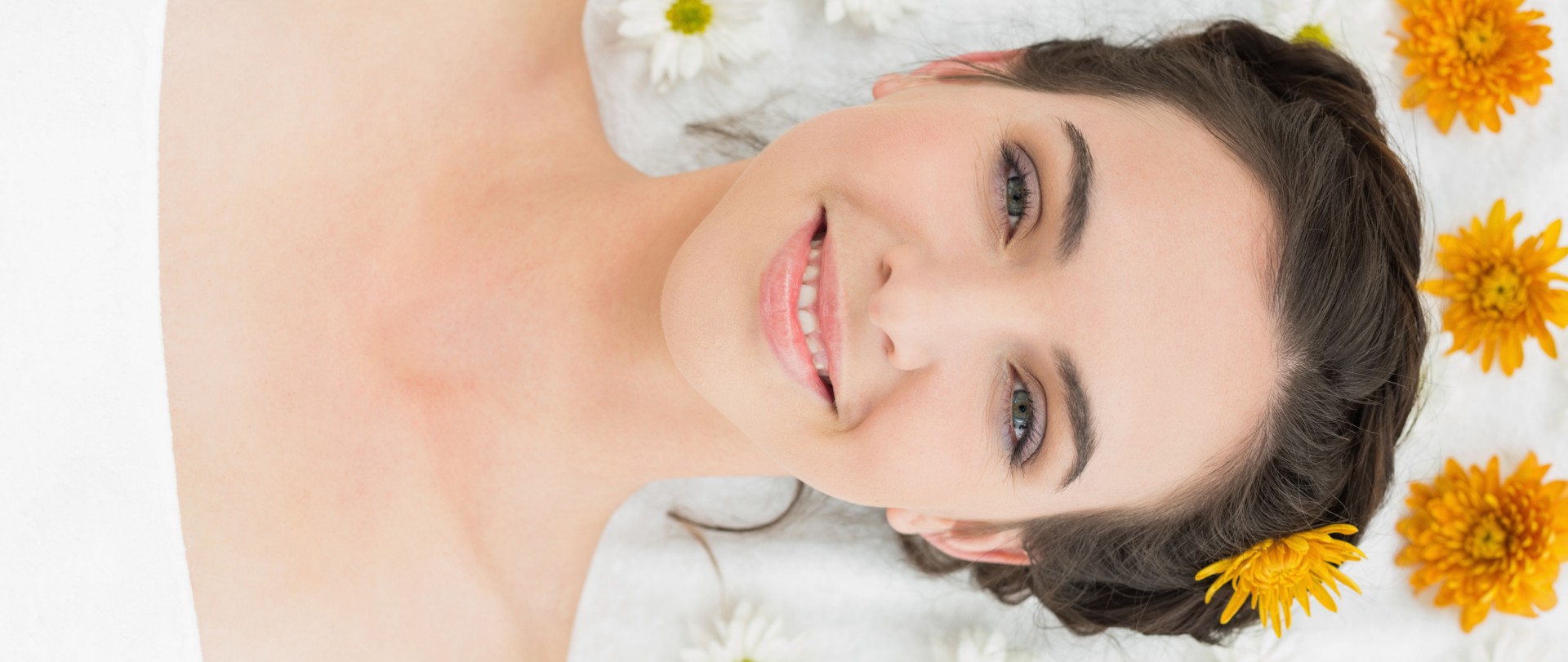Beauty kiss Beauty kiss - woman on white sheet with yellow flowers