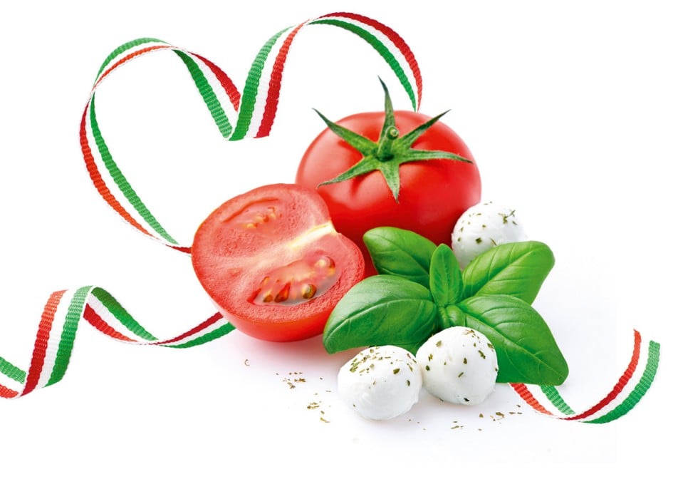 Paradižnik, bazilika ter mocarela v ozadju je trak v barvah italijanske zastave ki oblikuje srce