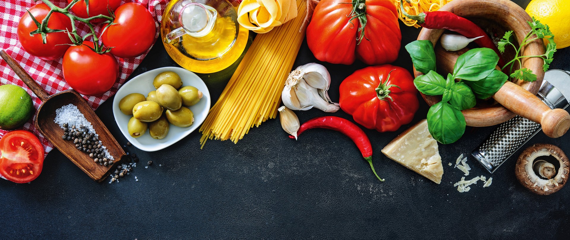 Pridih Italije v vaši kuhinji! Različne seatavine za italijansko kuhinjo razporejene po mizi