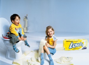 Lovely - dva otroka v kopalnici z Lovely WC papirjem