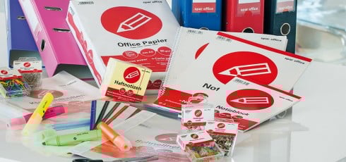 Razprostrti izdelki znamke SPAR OFFICE  po mizi