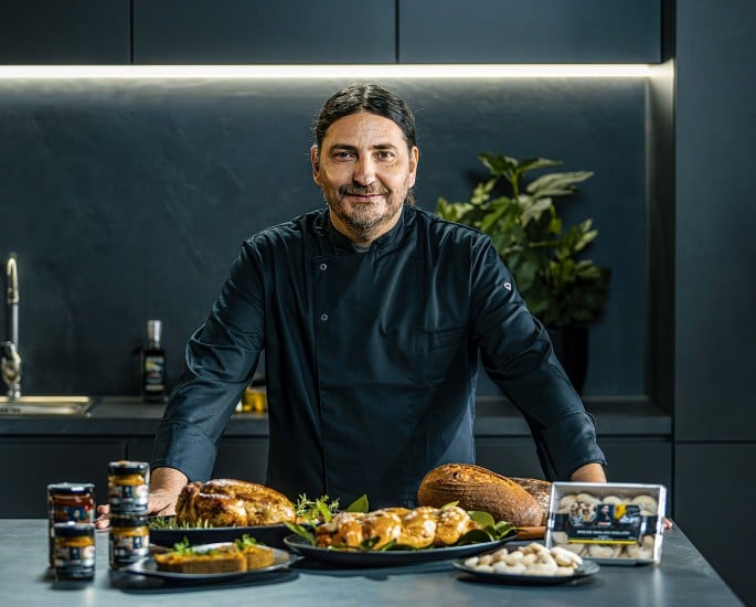 Chef Gregor Vračko s svojimi izdelki SPAR Premium