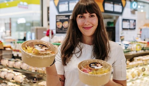Brina Robinik Kobal drži svoj produkt v roki 