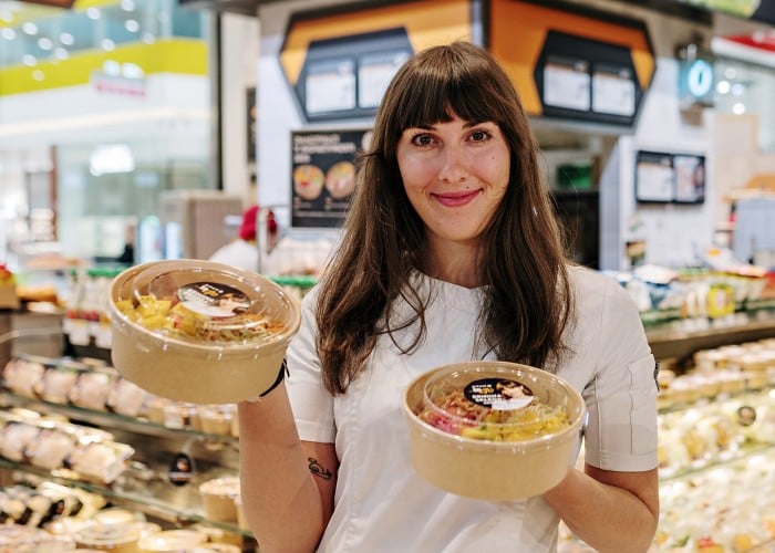 Brina Robinik Kobal drži svoj produkt v roki 