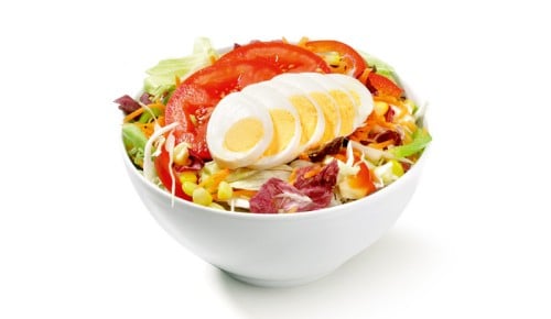 Sestavljena solata z jajcem, spar to go solate