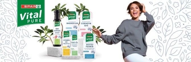 Navdušena ženska predstavlja SPAR Vital PURE prehranska dopolnila