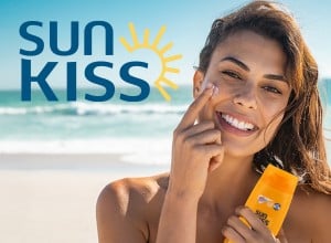 Ženska, med mazanjem sončne kreme SUN KISS po obrazu