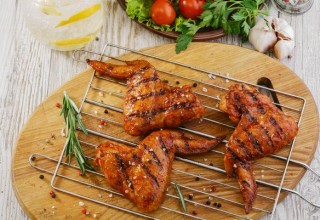 Recepti iz puranjega in piščančjega mesa za žar: perutničke na žaru